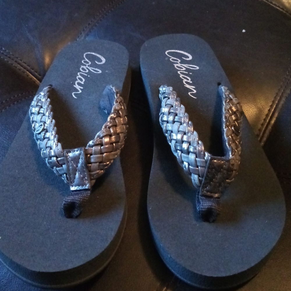🆕 Cobian Thongs Size (6) 7 - VERY tight fit, marked as 7, fit like a 6.